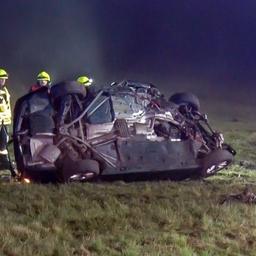 Rettungskräfte an einem Auto, das in Twist im Nebel von der Straße abgekommen ist.
