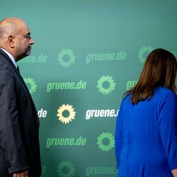 Die Grünen-Parteivorsitzenden Ricarda Lang (r) und Omid Nouripour verlassen eine Pressekonferenz