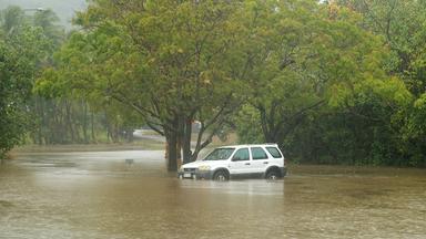 Eine überflutete Starße im australischen Cairns.