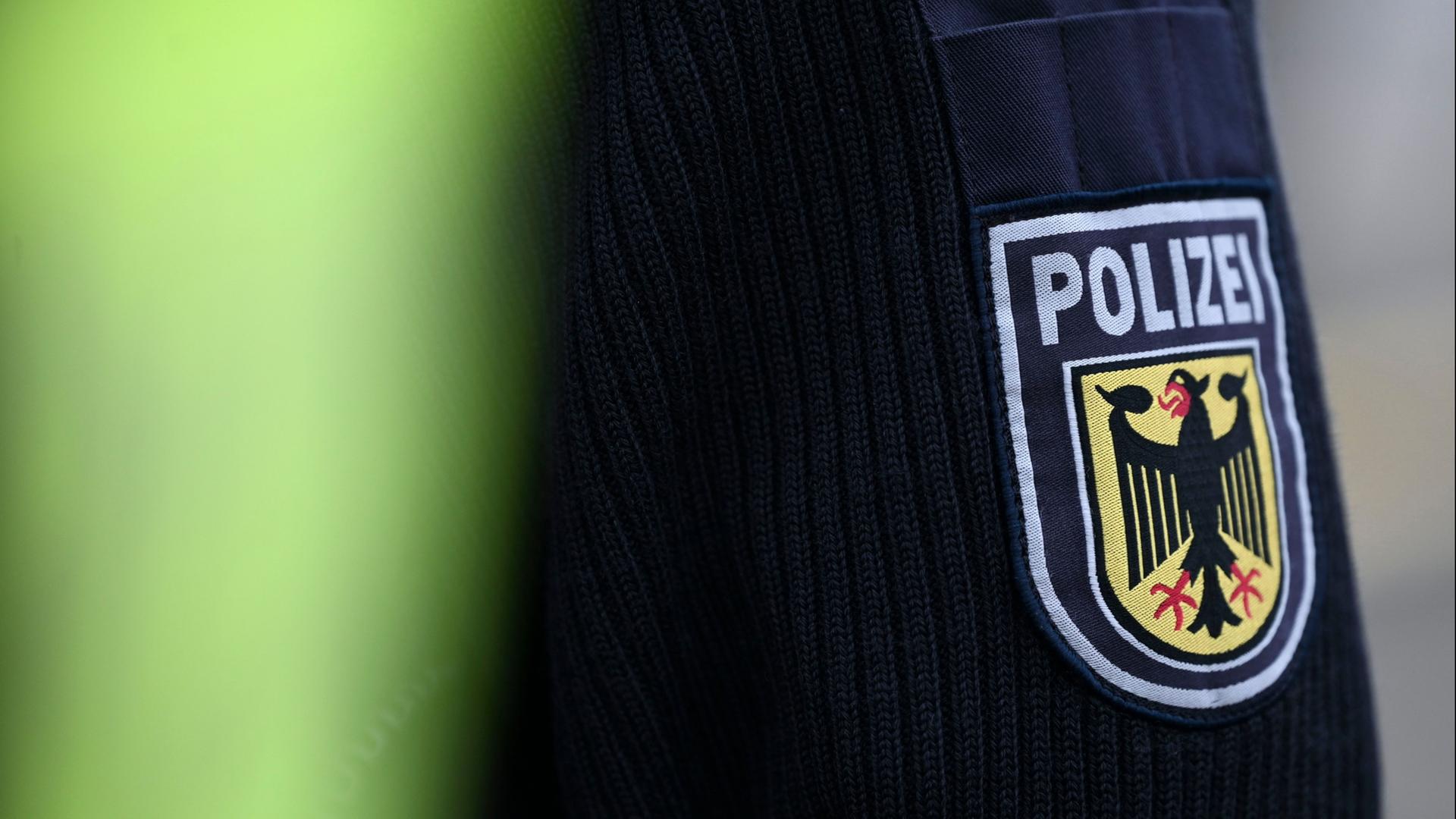 Blick auf das Wappen der Bundespolizei. | Katharina Kausche/dpa