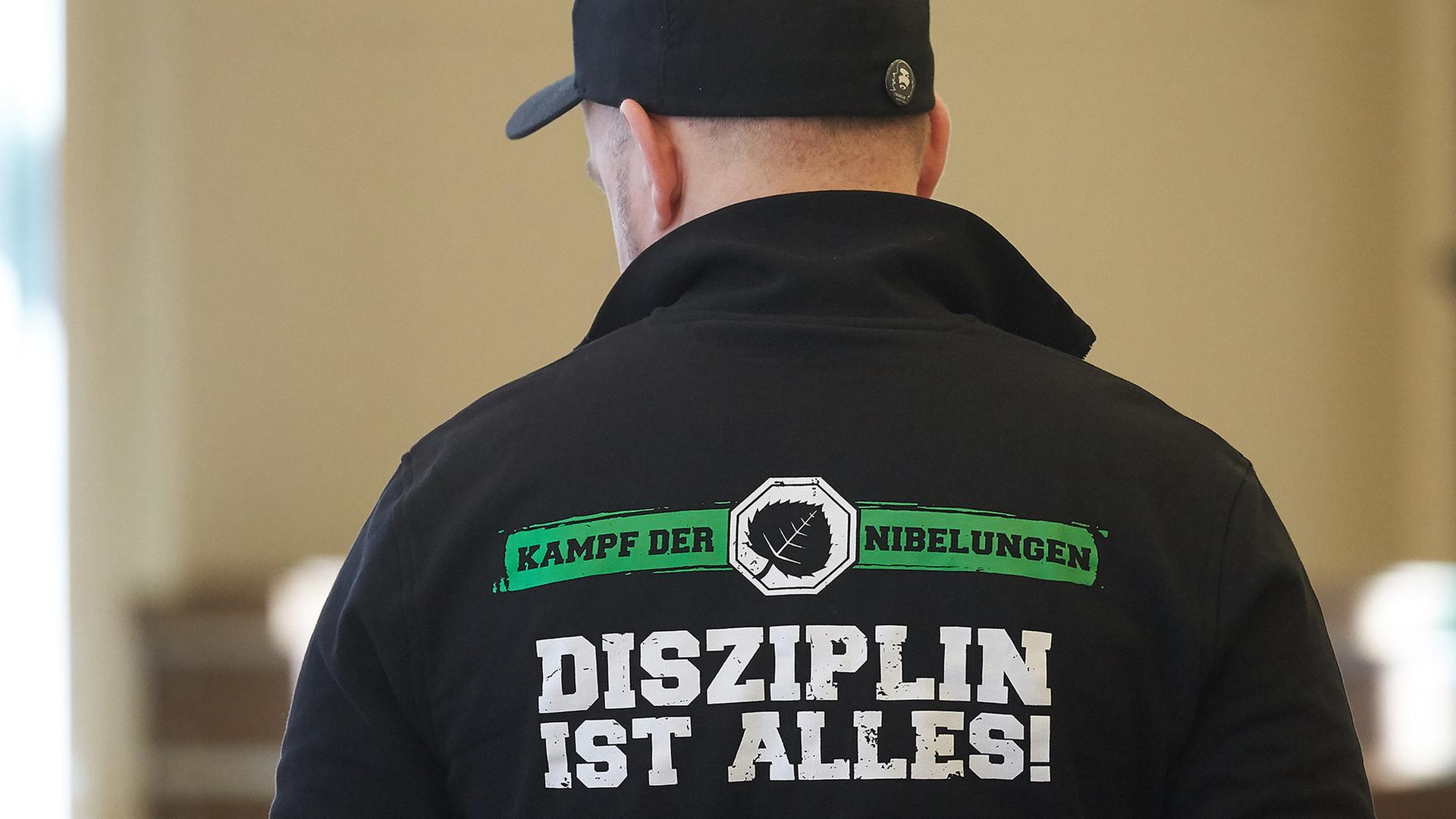 Ein Mann trägt eine Jacke mit der Aufschrift 