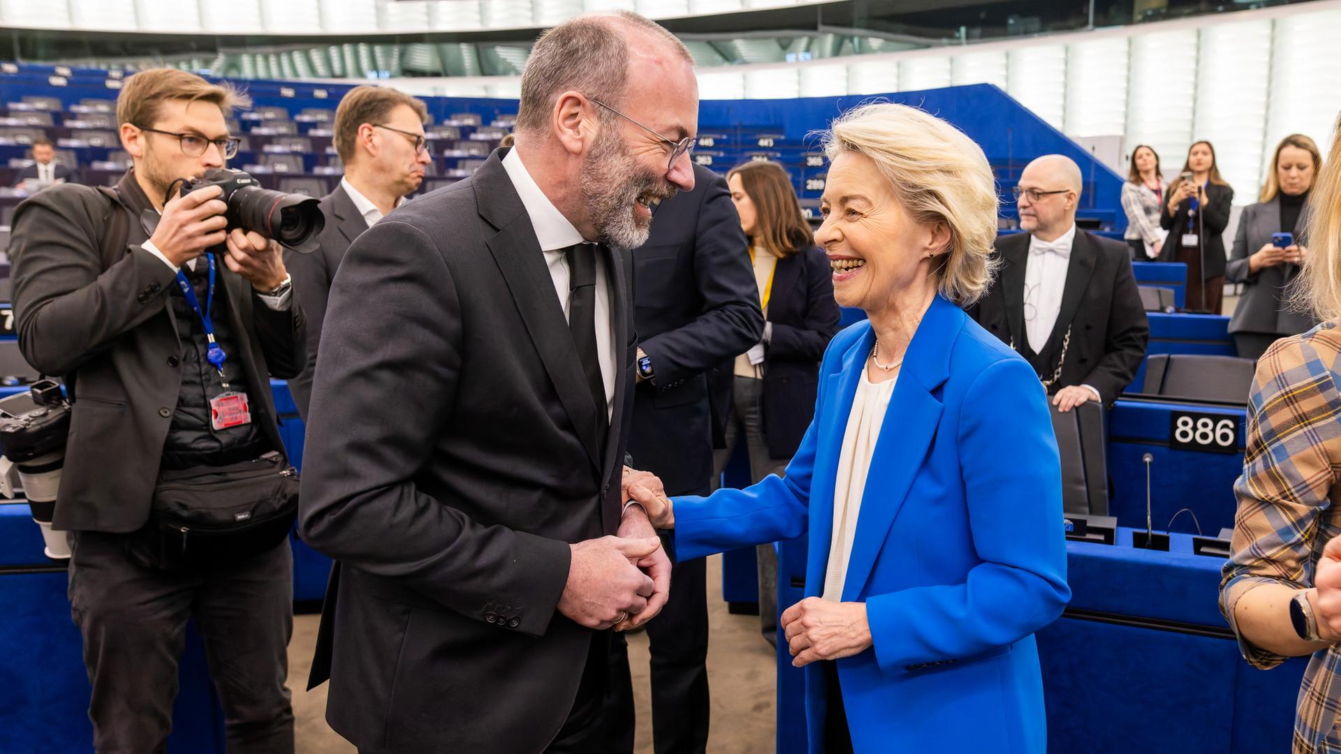 Manfred Weber, Fraktionsvorsitzender der EVP, spricht mit Ursula von der Leyen. | dpa