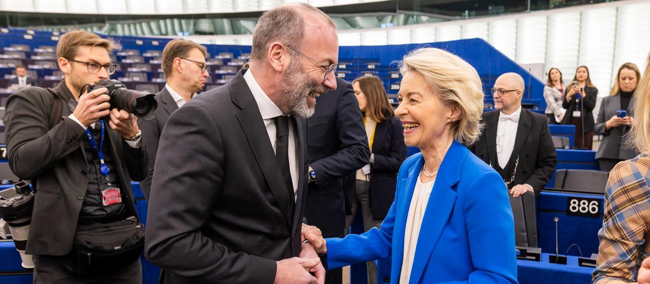 Manfred Weber, Fraktionsvorsitzender der EVP, spricht mit Ursula von der Leyen.