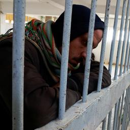 Ein Mann lehnt im Sednaya-Gefängnis bei Damaskus (Syrien) an einem Gitter.