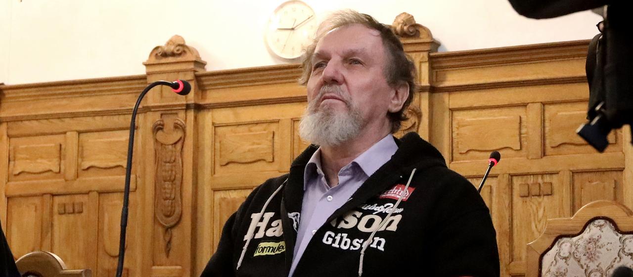 Juraj C. sitzt im Gerichtssaal des Sonderstrafgerichts (CCC) in Banská Bystrica (Slowakei).