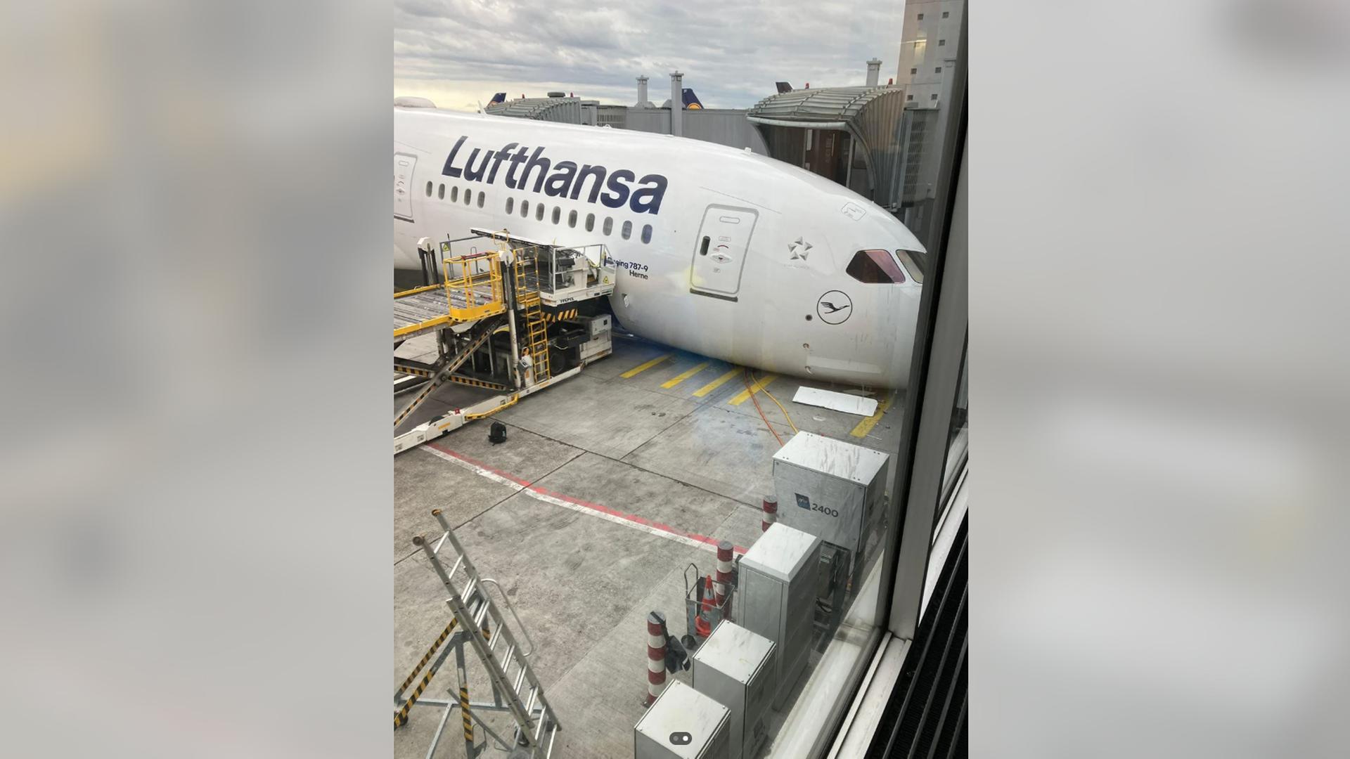 Flugzeug am Boden, Bauch liegt auf Rollfeld | reddit.com/SecureTune1192