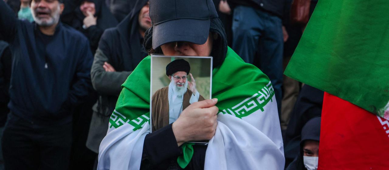 Eine Frau in Teheran (Iran) hält ein Foto von Ali Chamenei.