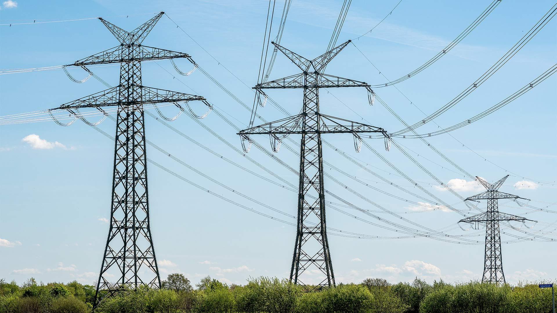 Strommasten für Hochspannungsleitungen. | picture alliance / SULUPRESS.DE