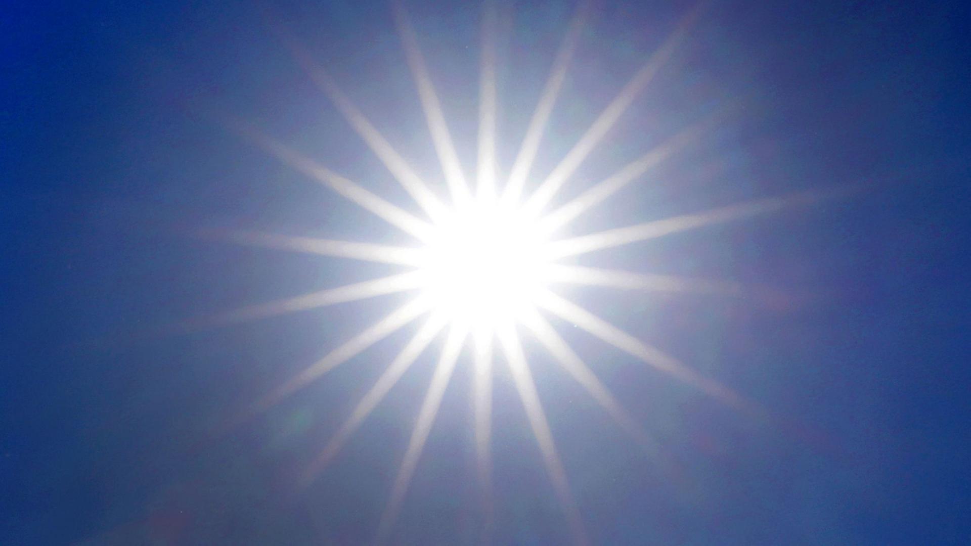 Die Sonne scheint an einem wolkenlosen Himmel | Martin Gerten/dpa