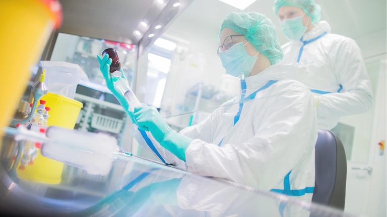 Eine Pharmazeutisch-technische Assistentin bei der Laborarbeit.