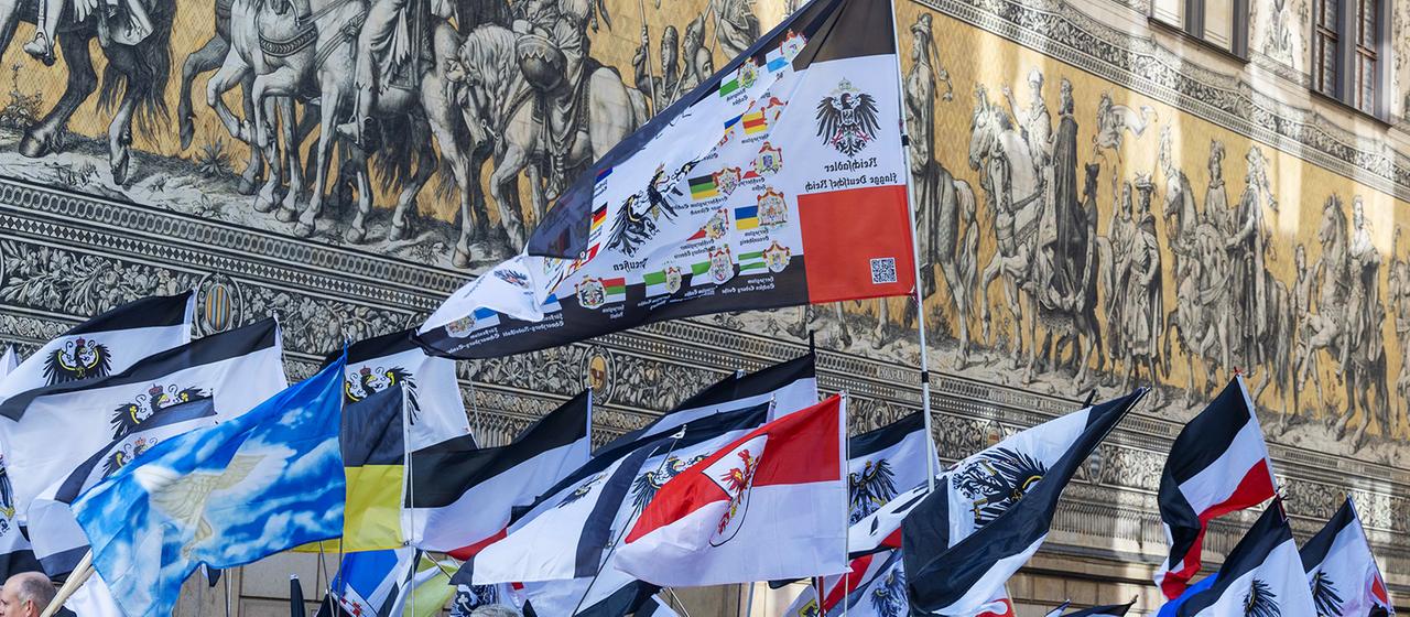 Menschen mit "Königreich Preußen"-Flaggen nehmen an einer Demonstration teil.