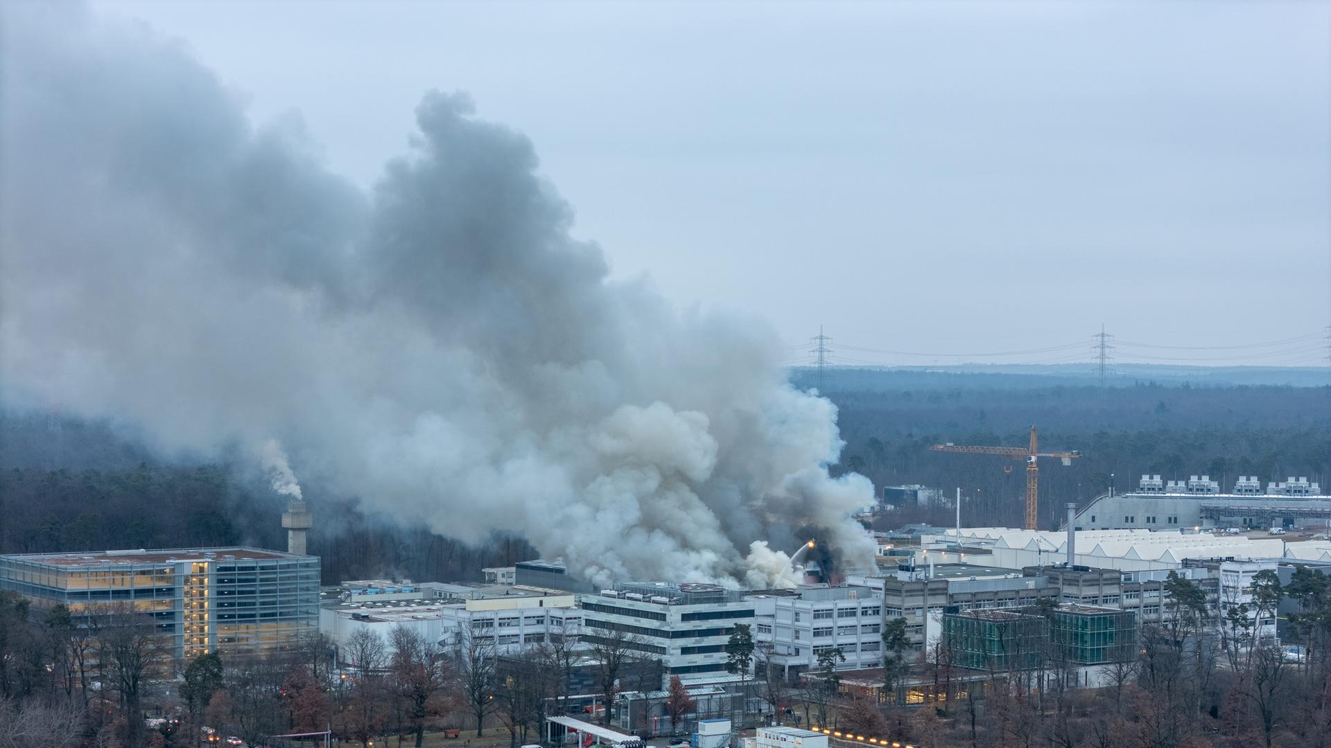 Aus einem Gebäudekomplex steigt eine große Rauchsäule empor | 5vision.news