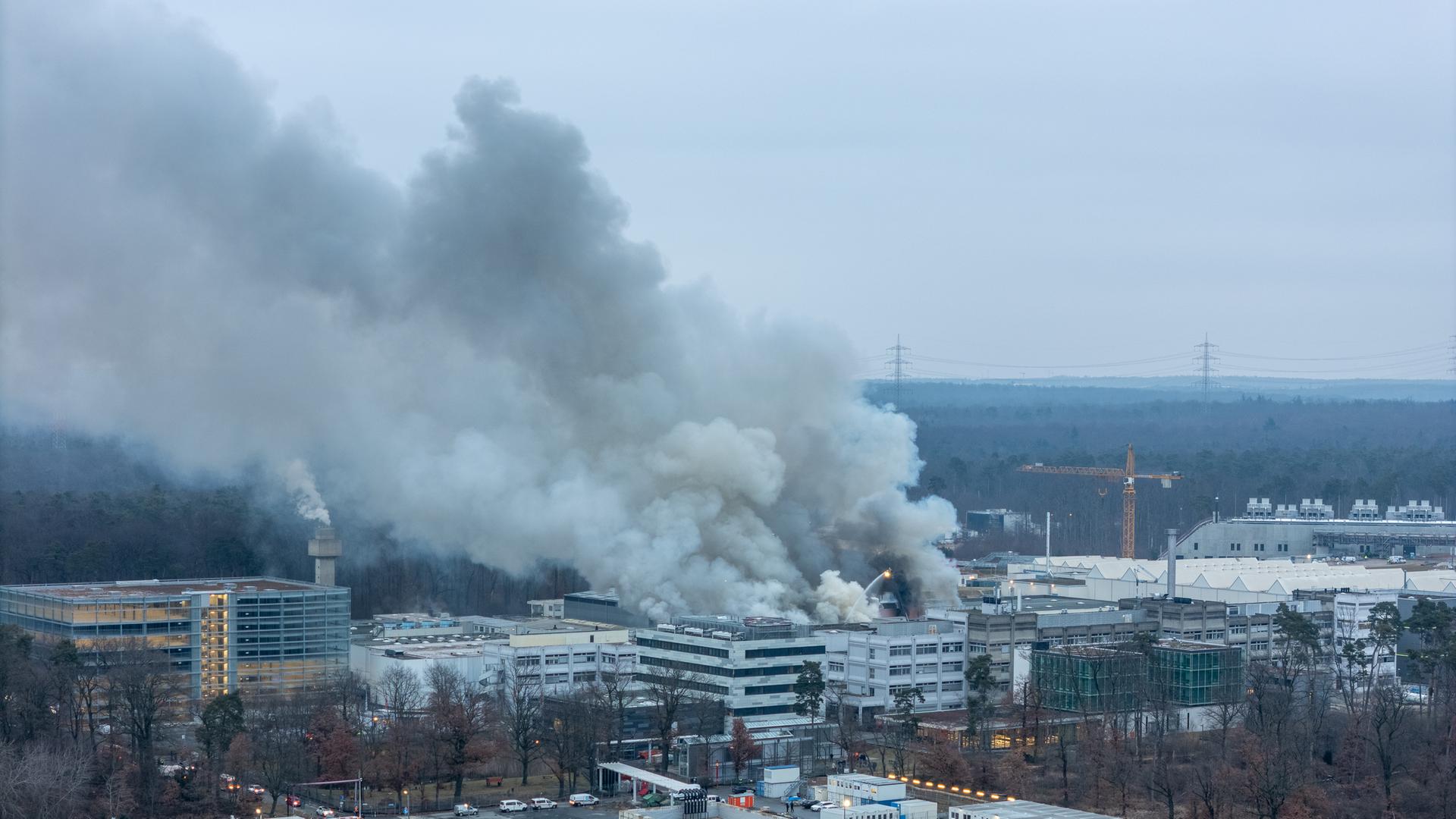Aus einem Gebäudekomplex steigt eine große Rauchsäule empor | 5vision.news