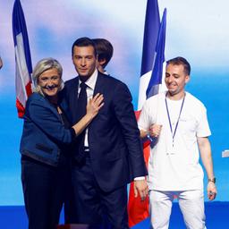 Le Pen lehnt sich an Bardella bei einem Wahlkampfauftritt in Paris (Frankreich)