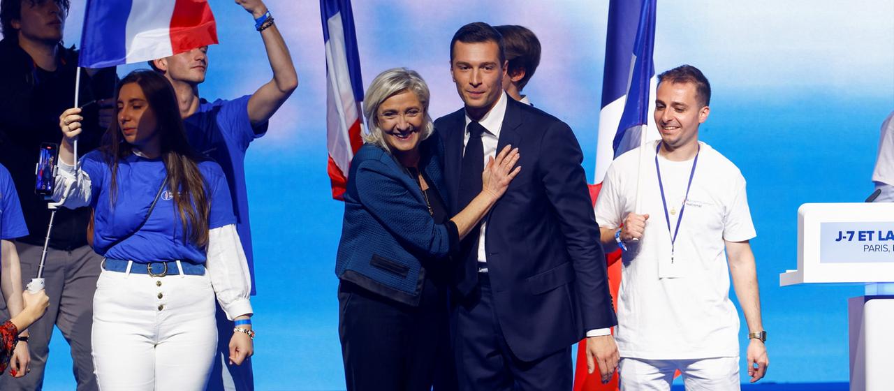 Le Pen lehnt sich an Bardella bei einem Wahlkampfauftritt in Paris (Frankreich)