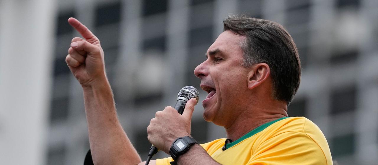 Flavio Bolsonaro wird bei einer Wahlkampfveranstaltung in Juiz de Fora auf den Schultern eines Mannes getragen.