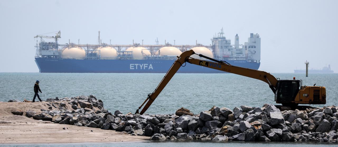 Ein Arbeiter geht am Flüssigerdgas-Tanker (LNG) "ETYFA-Prometheas" in der Straße von Malakka, Malaysia vorbei.
