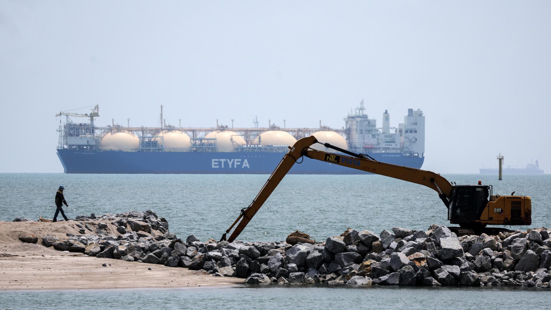 Ein Arbeiter geht am Flüssigerdgas-Tanker (LNG) 
