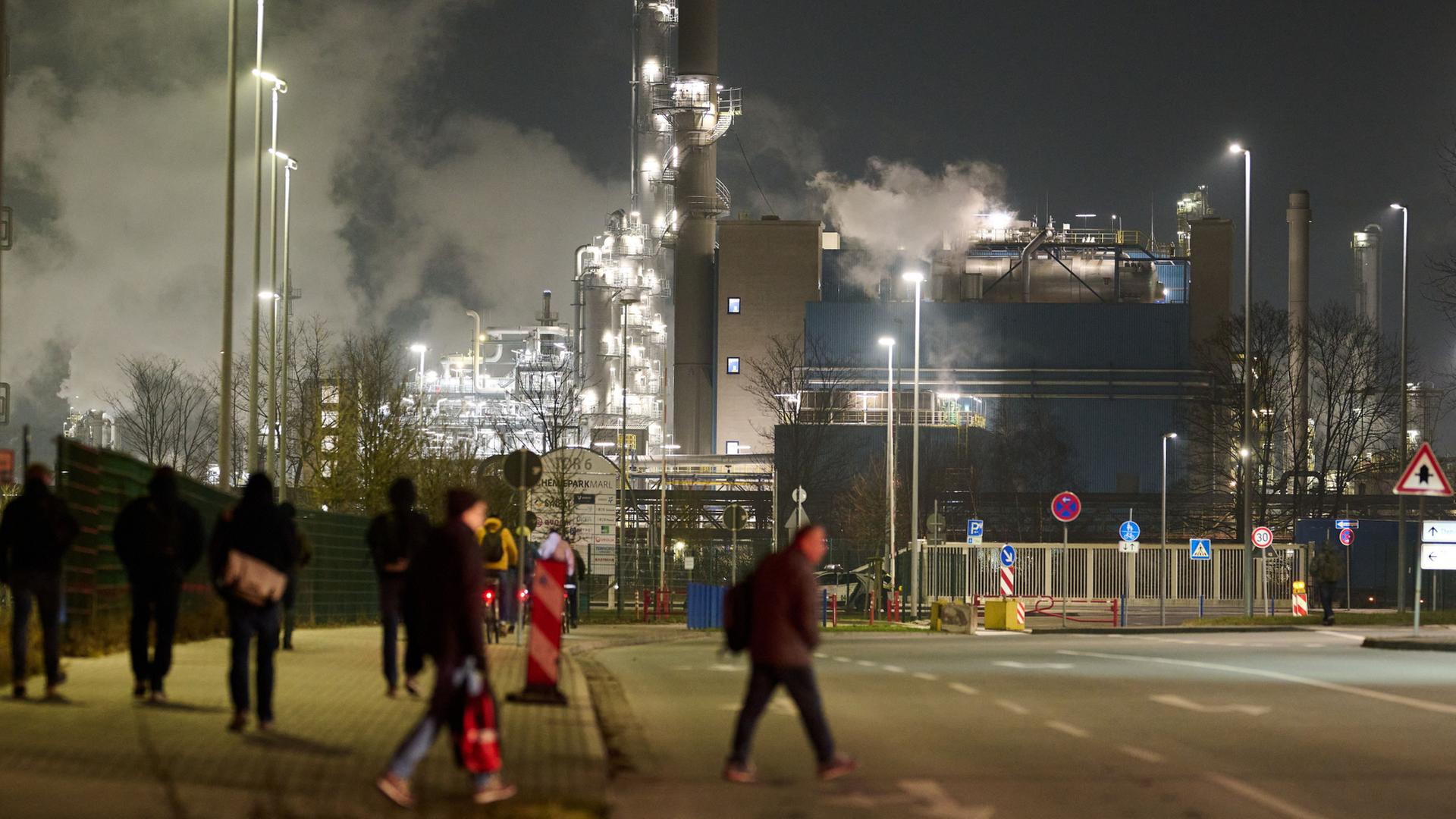 BschÃ¤ftigte der Chemiebranche auf dem Weg zur Arbeit | Bernd Thissen/dpa