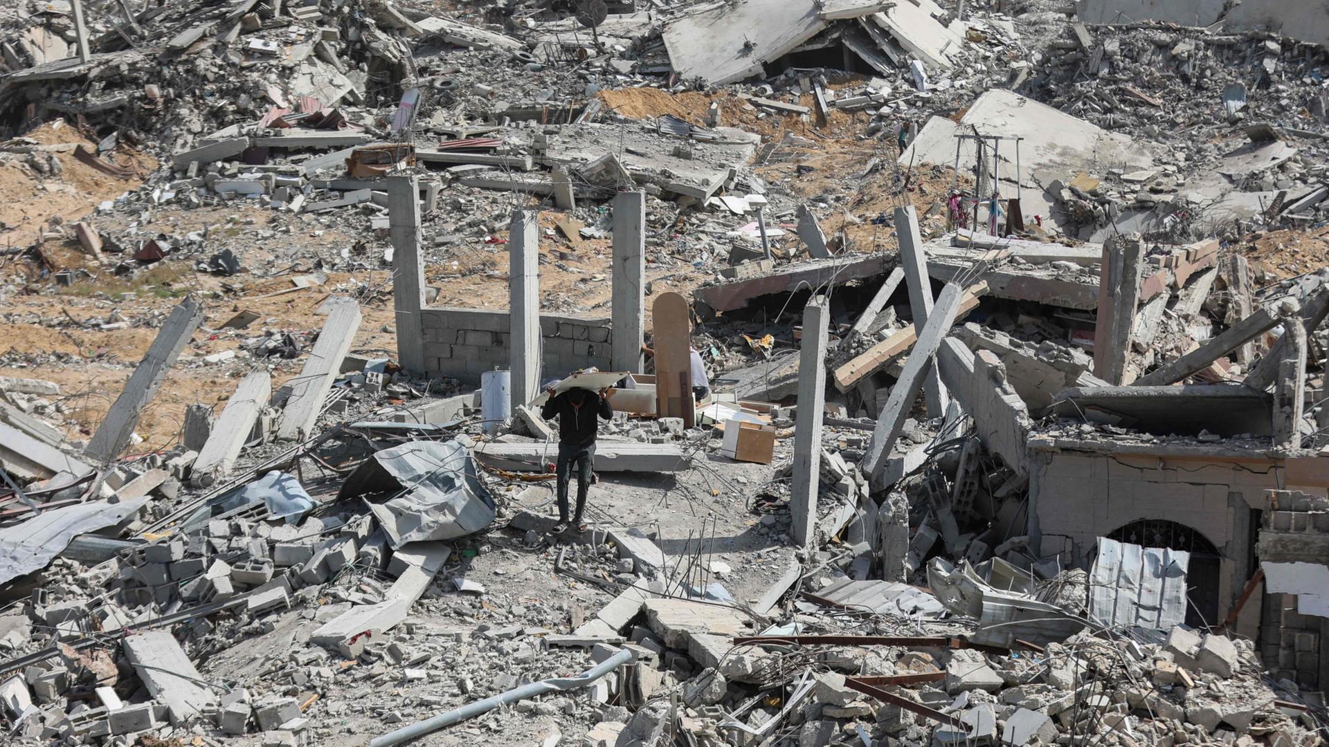 Menschen durchsuchen zerstrte Gebude und Trmmer im Gazastreifen | AFP