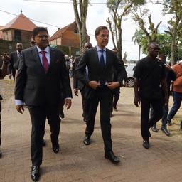 Der niederländische Premierminister Mark Rutte (C) and Surinames Präsident Chandrikapersad Santokhi nach dem Besuch einer Gedenkstätte in der Hauptstadt Paramaribo