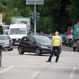 Ein Verkehrspolizist regelt den stockenden Verkehr an einem Zubringer zur A66 in Wiesbaden