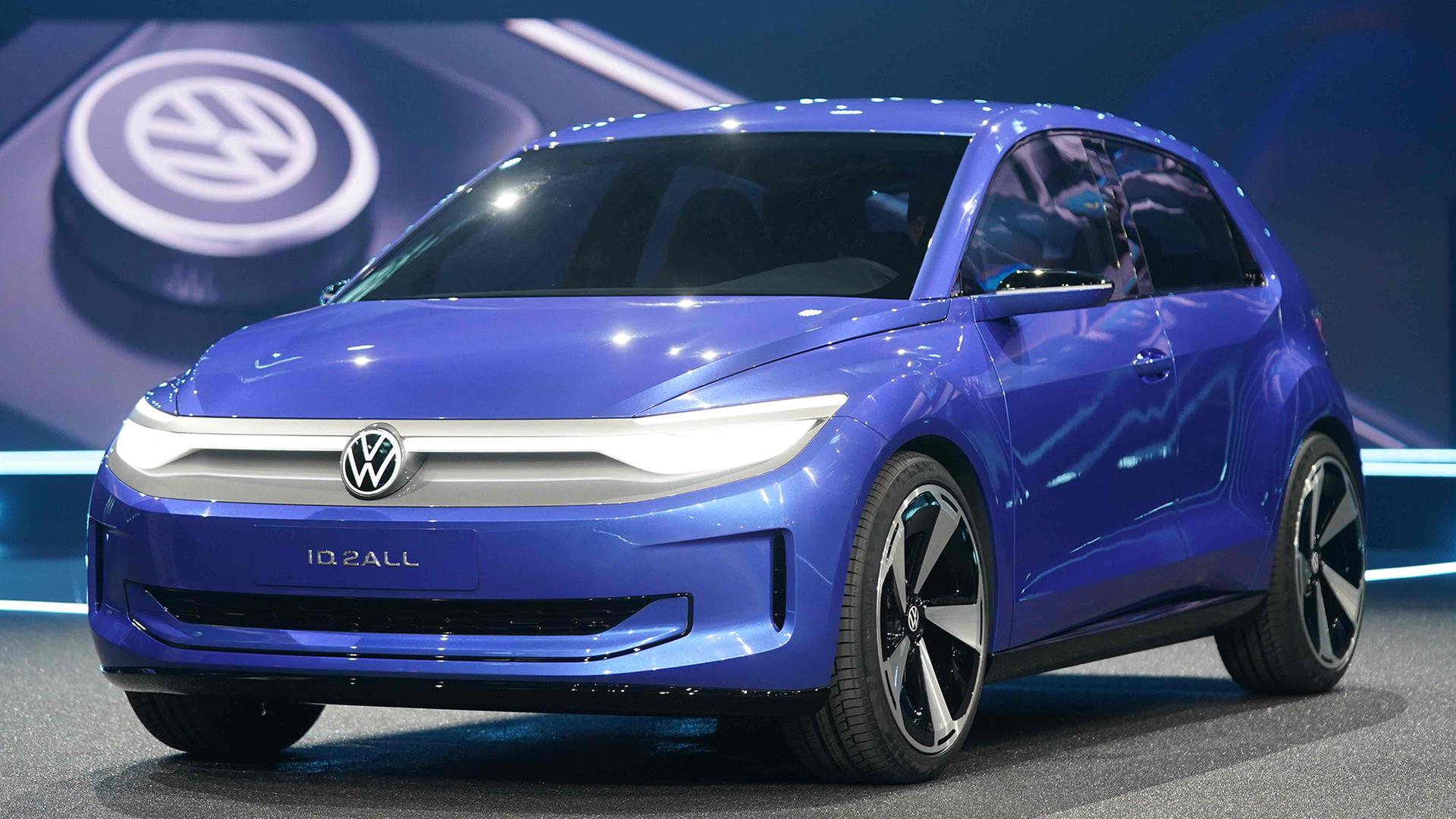 Die Studie ID.2all von Volkswagen steht auf einer Bühne. | dpa