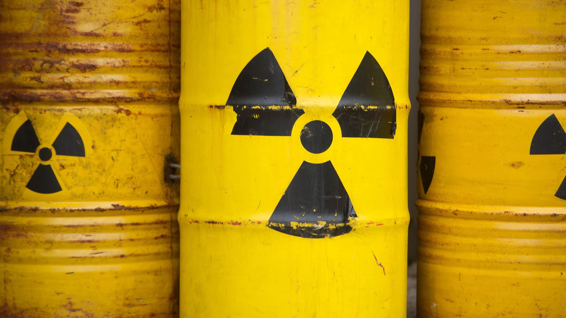 Das Zeichen für Radioaktivität ist auf gelbe Fässern gedruckt. | dpa