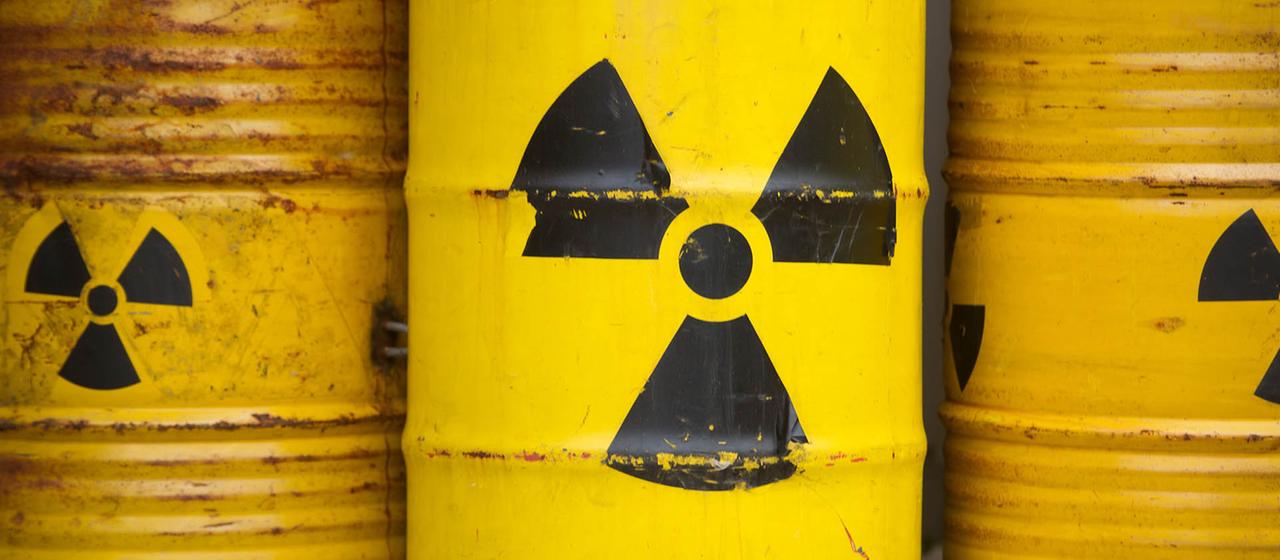 Das Zeichen für Radioaktivität ist auf gelbe Fässern gedruckt.
