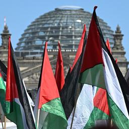 Palästinensische Flaggen wehen vor dem Reichstagsgebäude in Berlin.