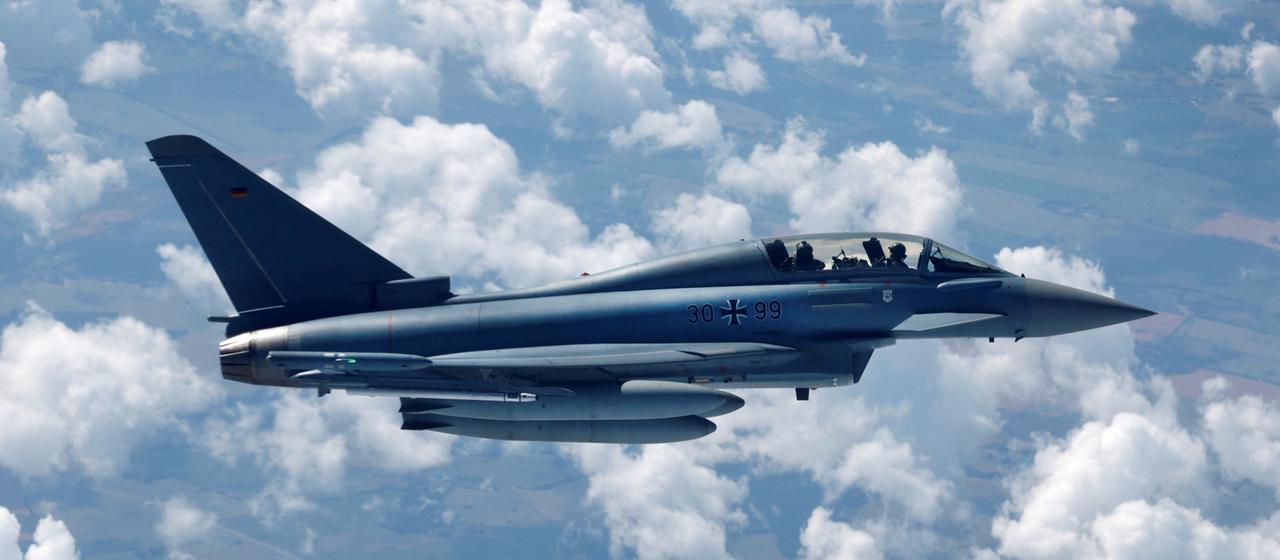 Ein Eurofighter Typhoon in der Luft.