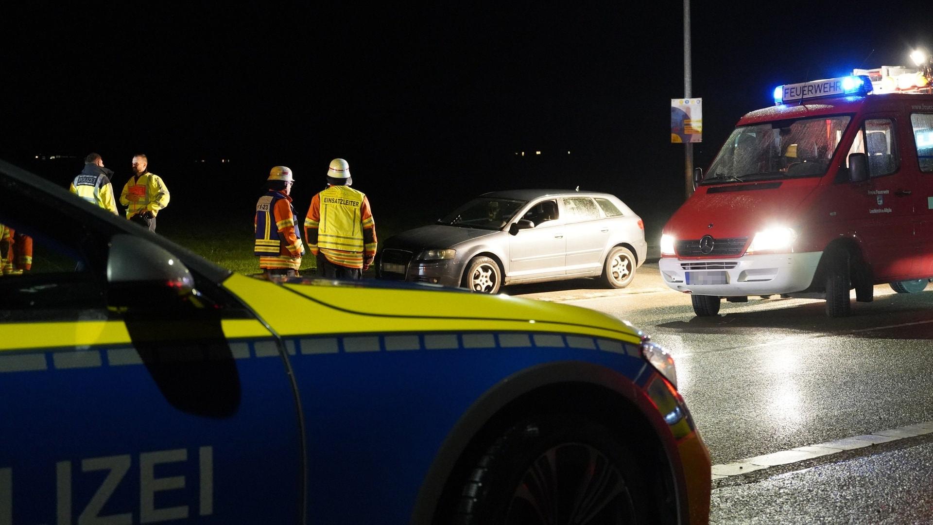 Ein Polizeiauto und ein Fahrzeug der Feuerwehr stehen am Unfallort. | Dienstleistungen Braun