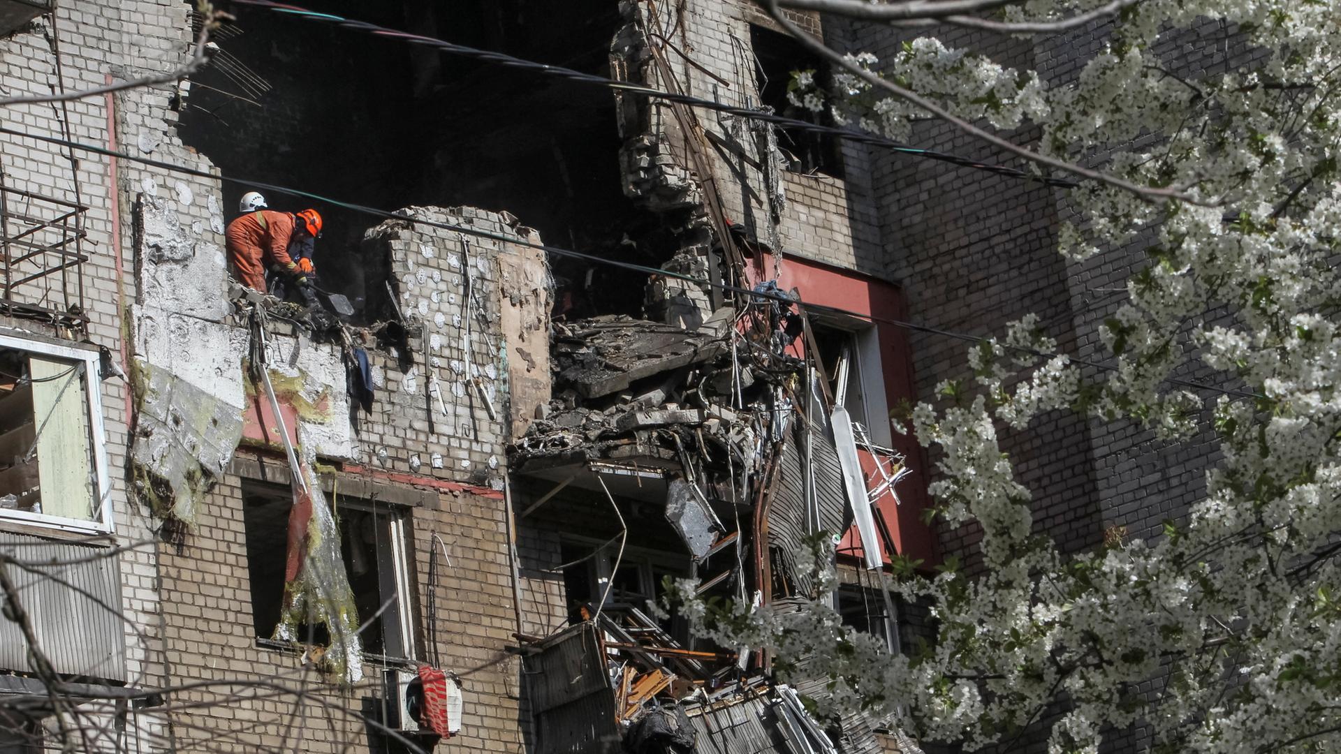 Rettungskräfte arbeiten an einem von Angriffen beschädigten Gebäude in Dnipro | REUTERS