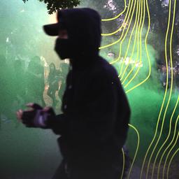 Demonstranten aus dem linken Spektrum protestieren gegen das Urteil im Prozess gegen Lina E.