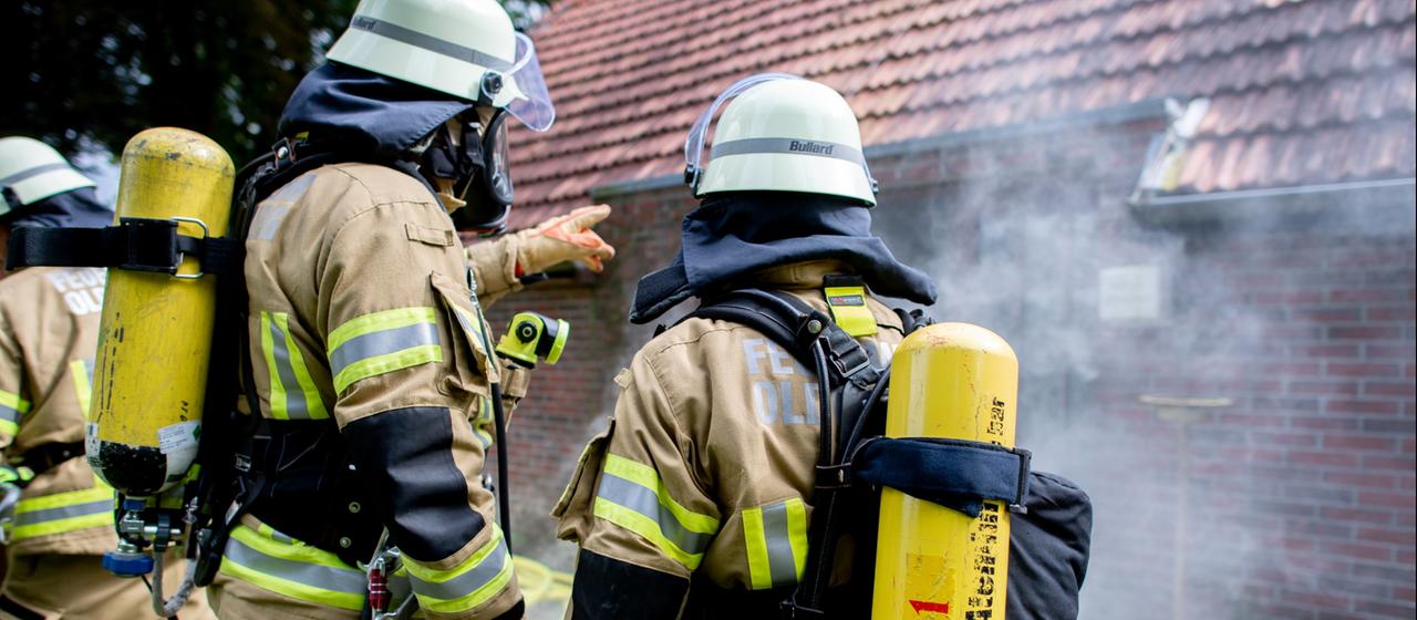 Einsatzkräfte der Freiwilligen Feuerwehr bei einer Löschübung