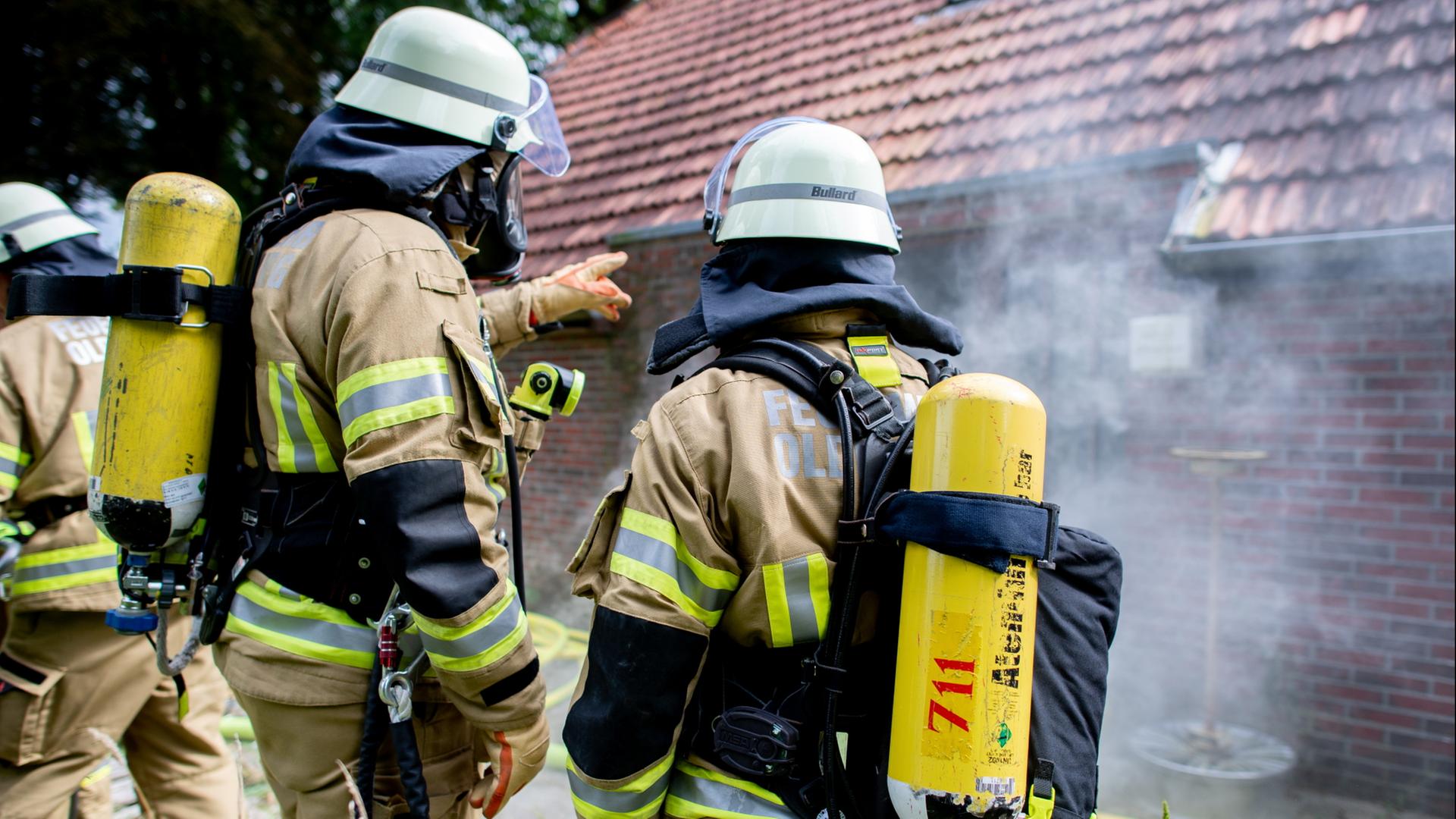 Einsatzkräfte der Freiwilligen Feuerwehr bei einer Löschübung | dpa