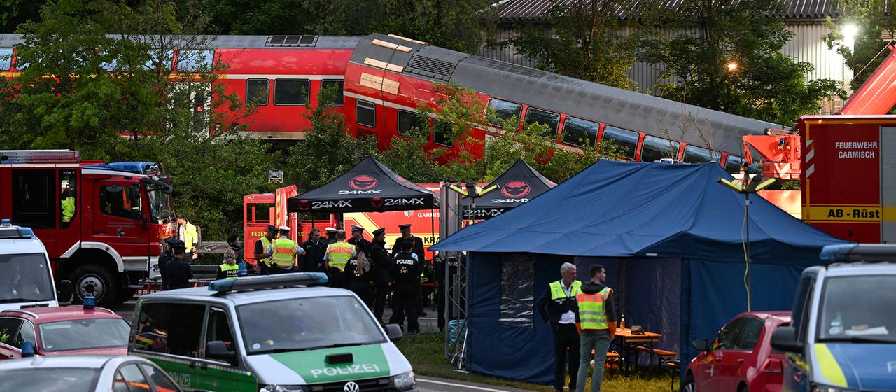 Zahlreiche Einsatz- und Rettungskräfte stehen am Ort des Zugunglücks in Garmisch-Partenkirchen. (Archivbild: 03.06.2022)
