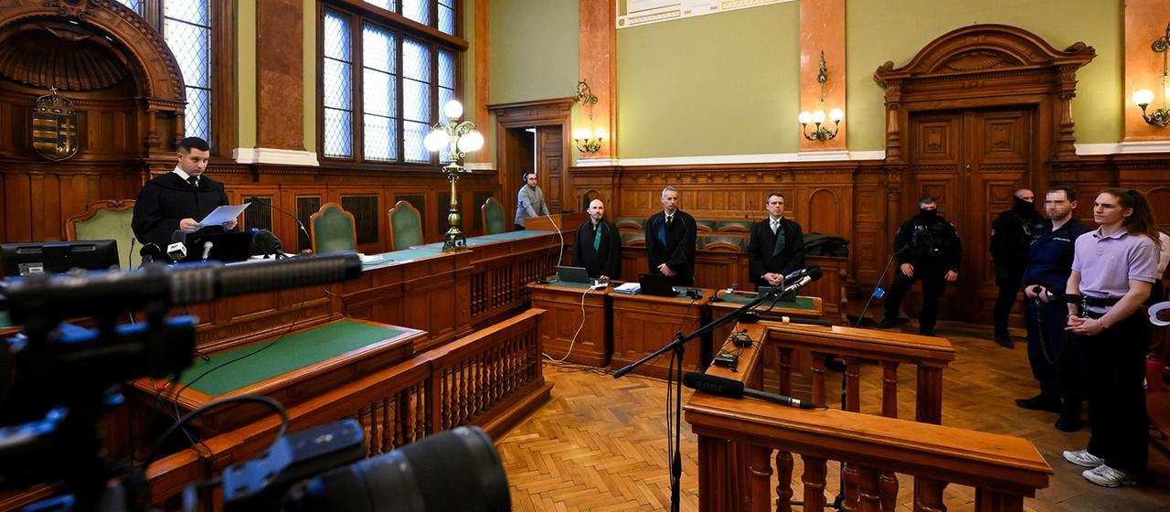 Maja T. steht in einem Gerichtssaal in Budapest.