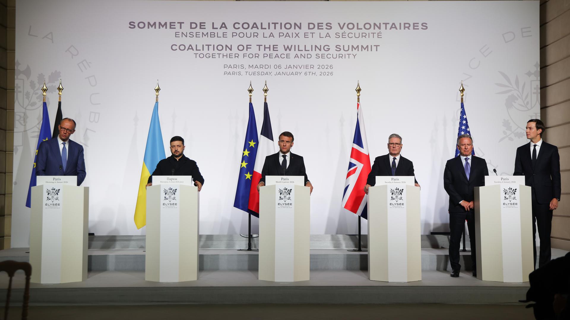 Bundeskanzler Friedrich Merz (CDU), der ukrainische Präsident Wolodymyr Selenskyj, der französische Präsident Emmanuel Macron, der britische Premierminister Keir Starmer, der US-Sondergesandte Steve Witkoff und der US-Geschäftsmann Jared Kushner nehmen an einer gemeinsamen Pressekonferenz teil. | dpa