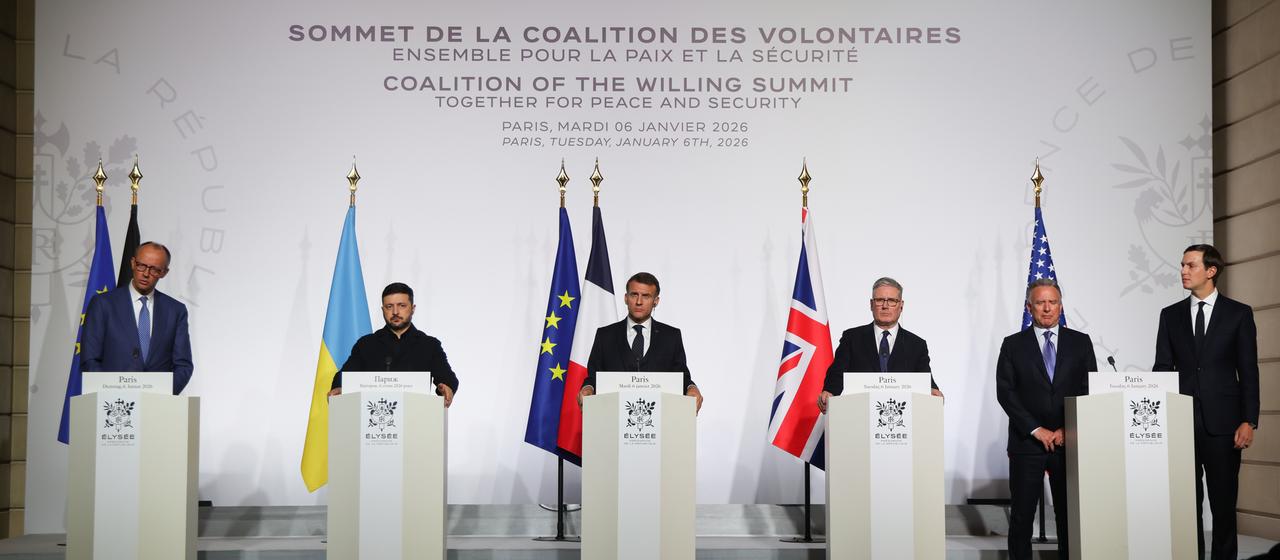 Bundeskanzler Friedrich Merz (CDU), der ukrainische Präsident Wolodymyr Selenskyj, der französische Präsident Emmanuel Macron, der britische Premierminister Keir Starmer, der US-Sondergesandte Steve Witkoff und der US-Geschäftsmann Jared Kushner nehmen an einer gemeinsamen Pressekonferenz teil.