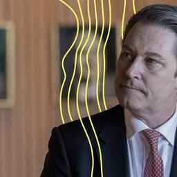 Andreas Scheuer (CSU), ehemaliger Bundesverkehrsminister, steht im Saal des Parlamentarischen Untersuchungsausschusses „Brückendesaster und Infrastrukturstau“ im Landtag.