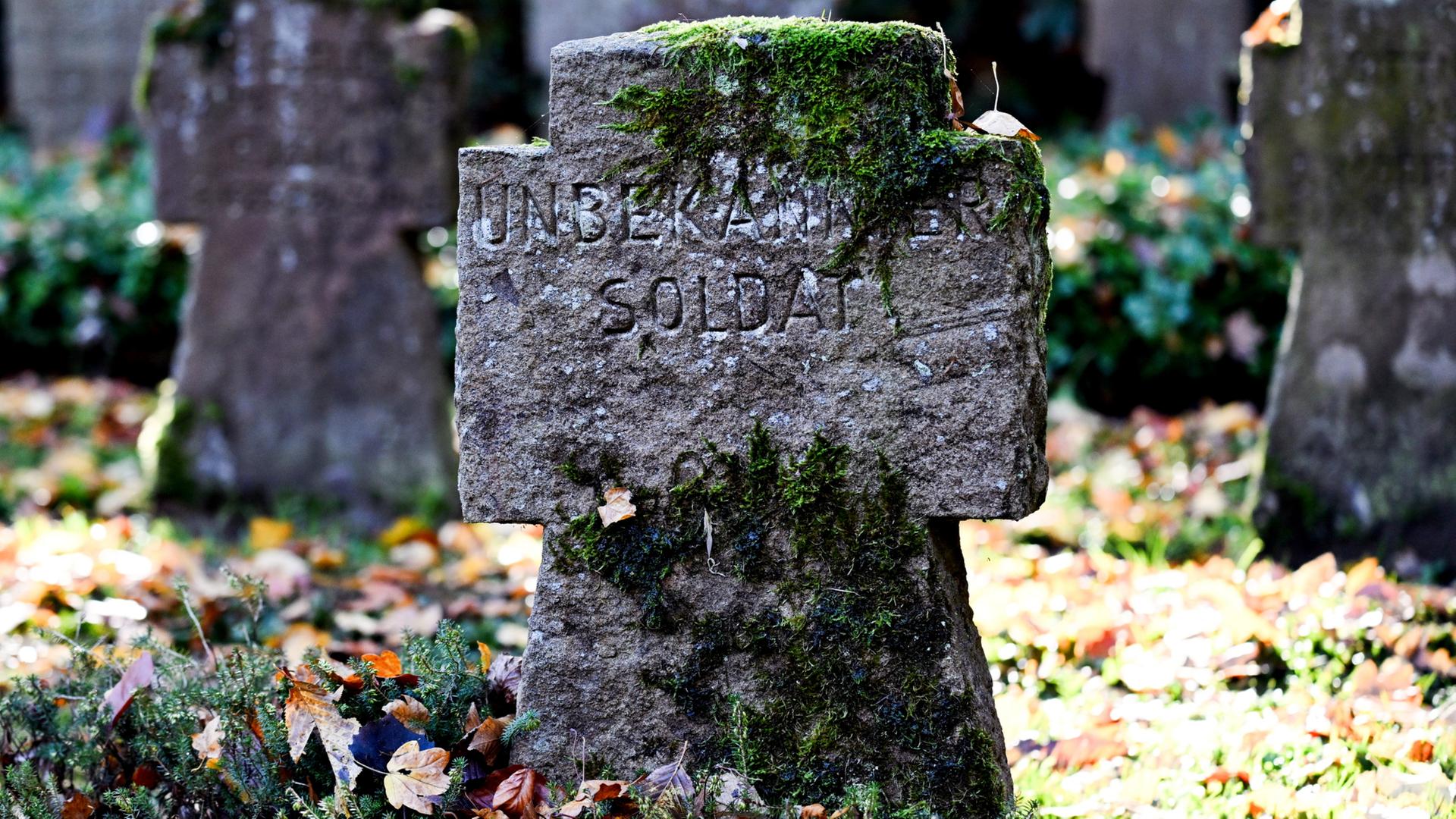 Der Grabstein eines unbekannten Soldaten steht auf dem Soldatenfriedhof der Kriegsgräberstätte Diersfordt | dpa