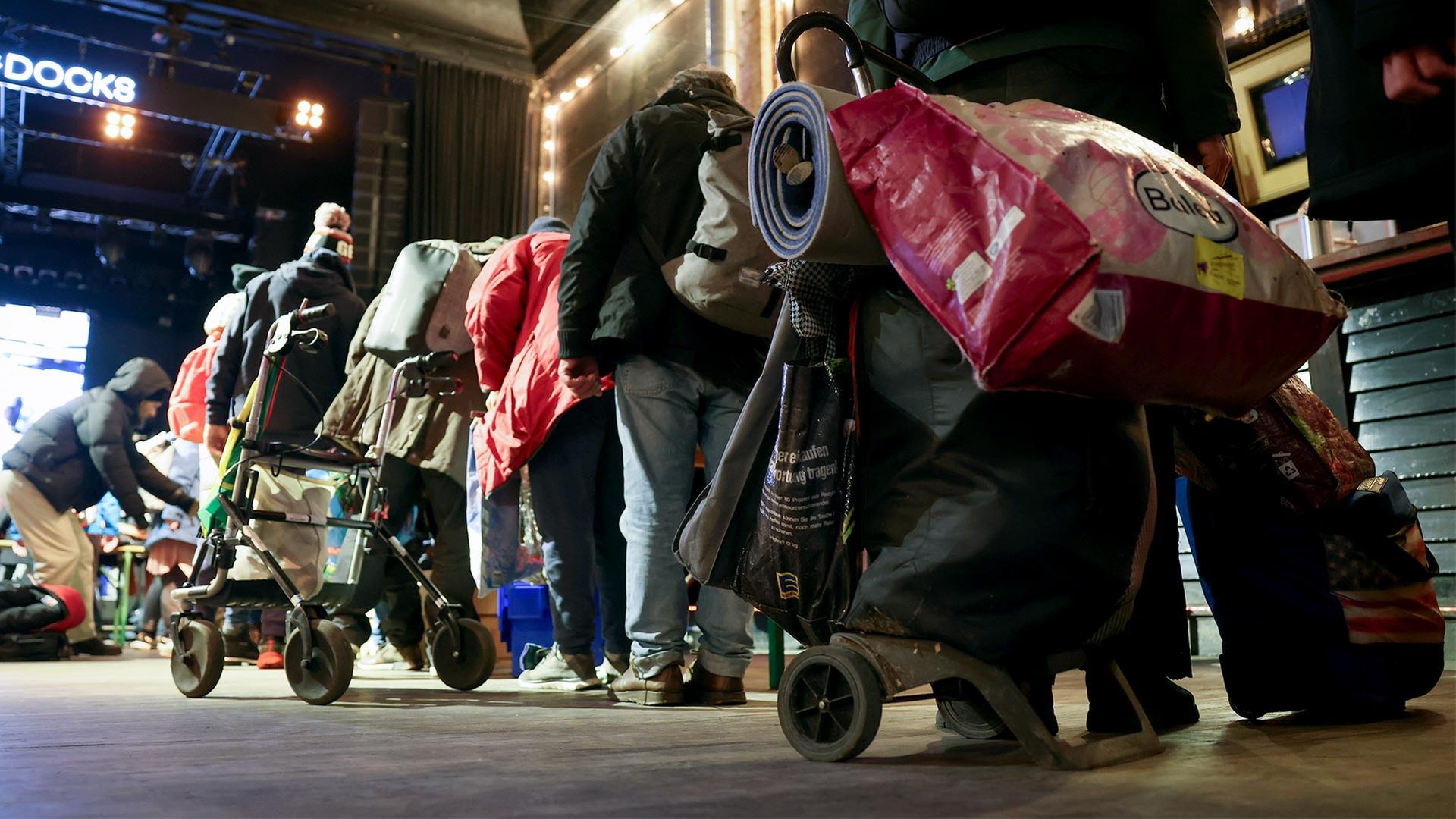 Menschen stehen an bei einer Kleidungs-Spendenaktion. | picture alliance/dpa