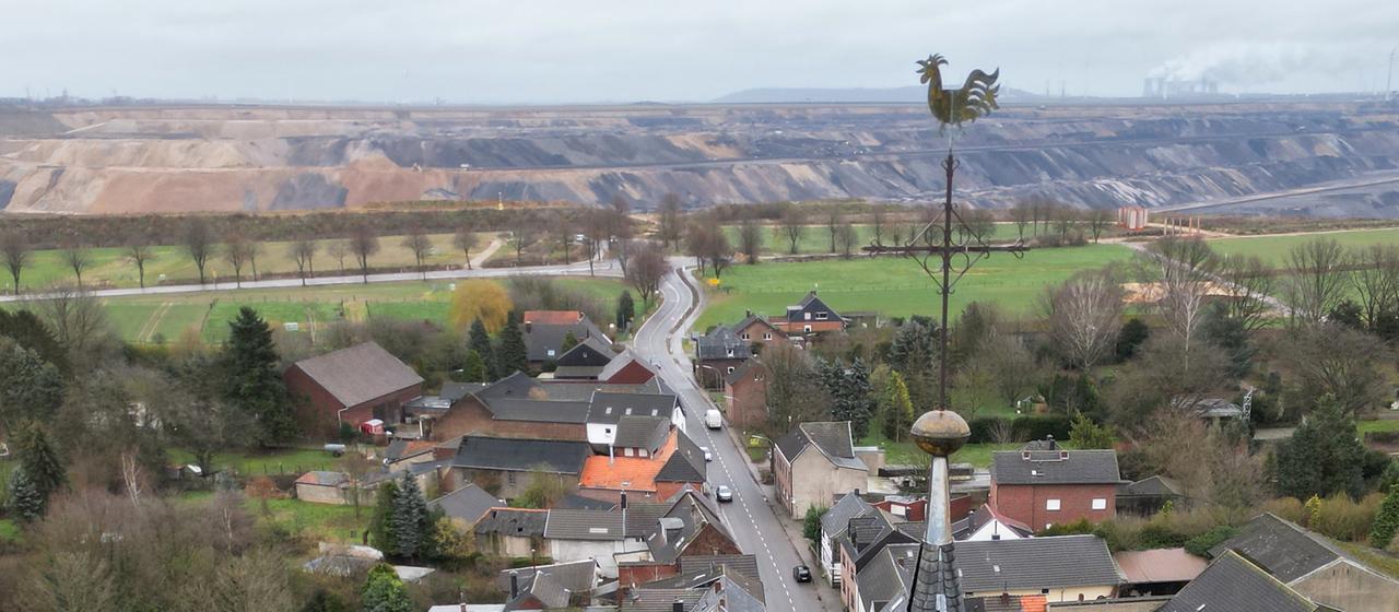 Blick auf Keyenberg und den Braunkohletagebau Garzweiler
