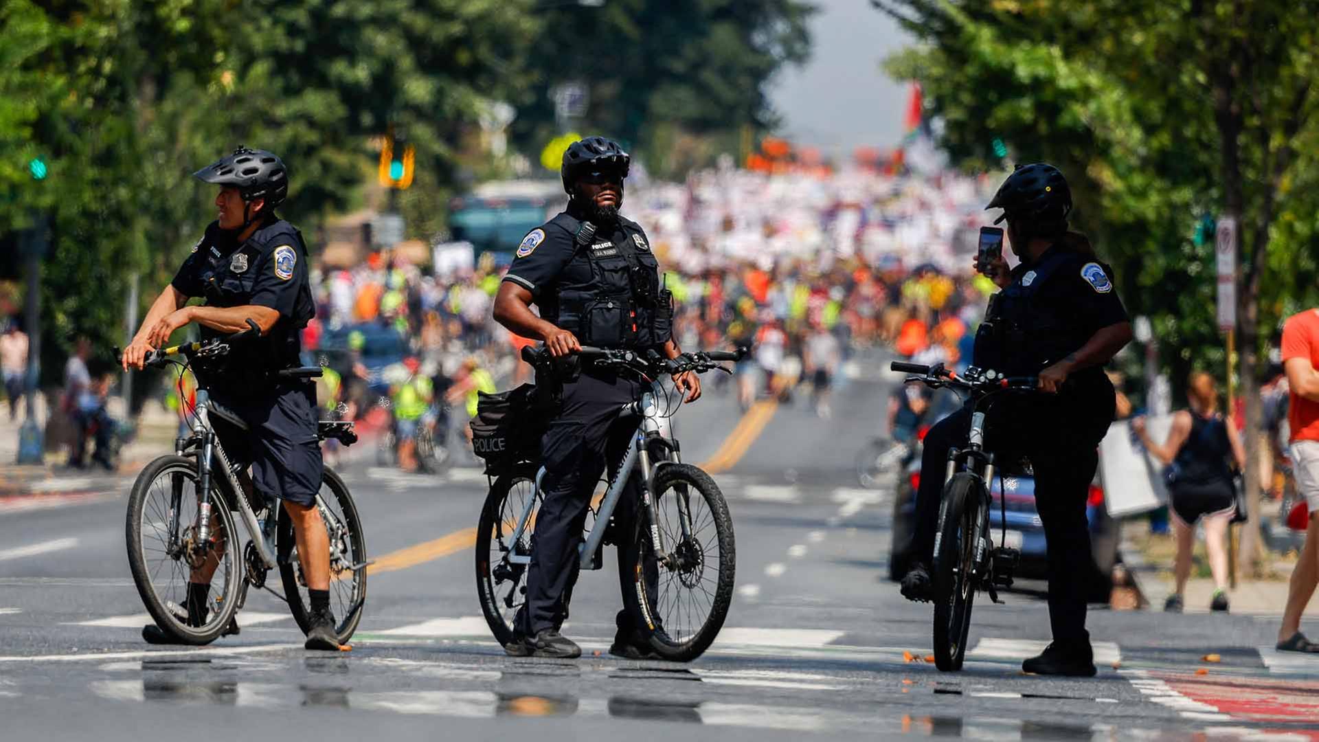 Polizisten auf Fahrrädern stehen auf einer Straße in Washington D.C. | REUTERS