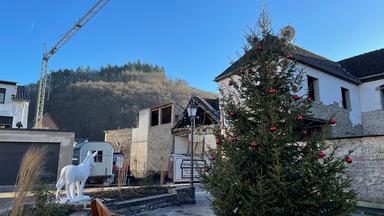Weihnachtsbaum auf der Baustelle im Ahrtal