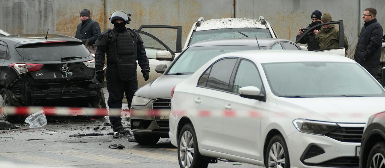 Russischer General durch Bombe in Moskau getötet, Ermittler am Tatort