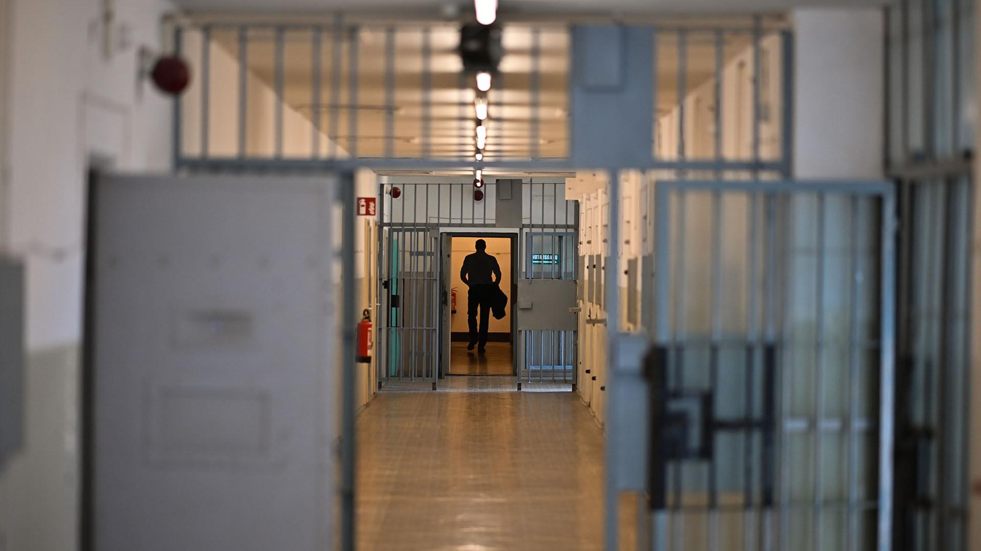 Ein Mann geht in der Gedenkst�tte Hohensch�nhausen durch einen Gang.  | picture alliance/dpa