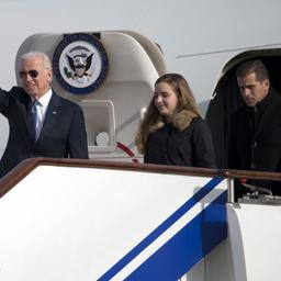 US-Vizepräsident Biden verlässt ein Flugzeug mit Enkeltochter Finnegan und Sohn Hunter