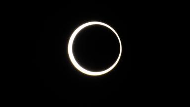 Der Mond zieht während einer Sonnenfinsternis vor der Sonne vorbei, gesehen vom San Angelo State Park in San Angelo, Texas